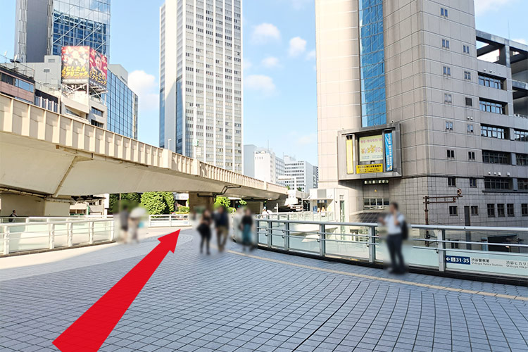 歩道橋を渋谷警察署方面へ進みます。